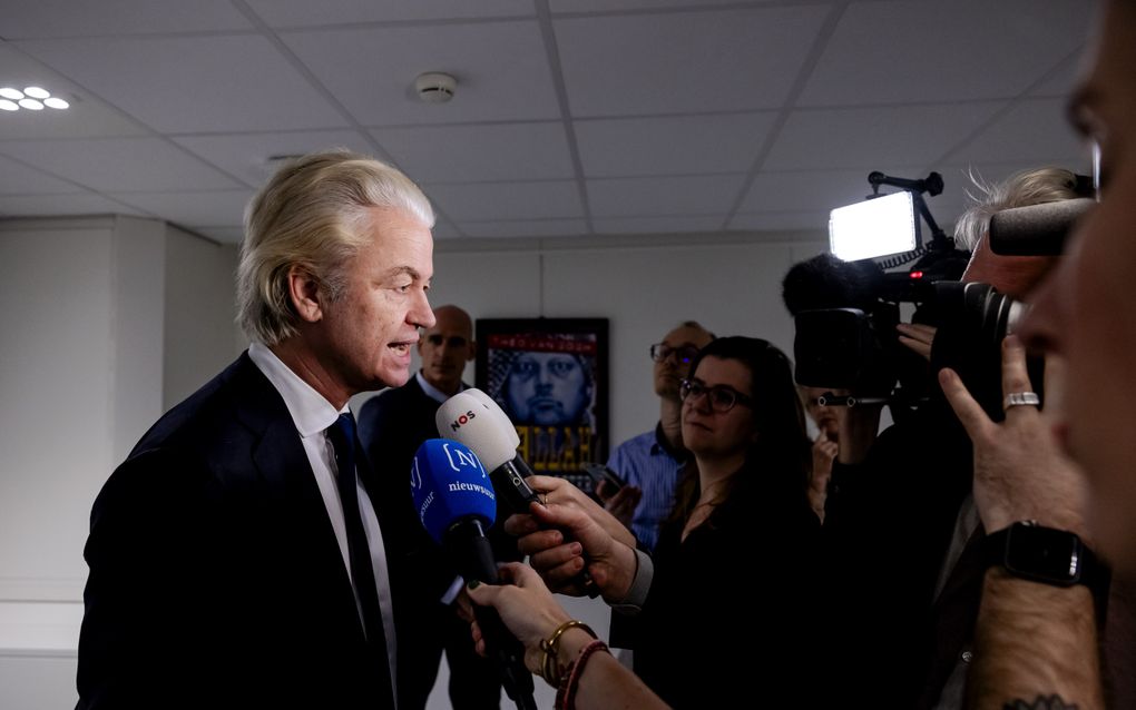 Geert Wilders (PVV) na afloop van gesprekken tussen de coalitiepartijen PVV, VVD, NSC en BBB en enkele oppositiepartijen over onder meer de begroting van het ministerie van Onderwijs, Cultuur en Wetenschap (OCW). beeld ANP, Ramon van Flymen