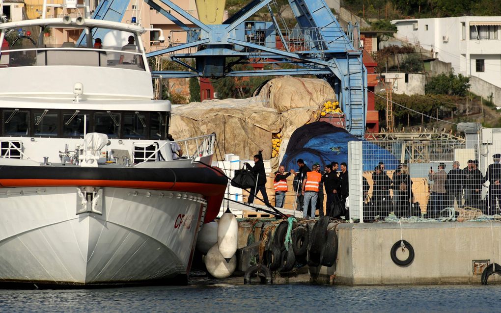 Asielzoekers worden in oktober ingescheept op een schip van de Italiaanse kustwacht. De rechter heeft in november een streep getrokken door het plan van de regering van Italië om asielzoekers in deportatiecentra in Albanië vast te zetten. beeld AFP, Adnan Beci