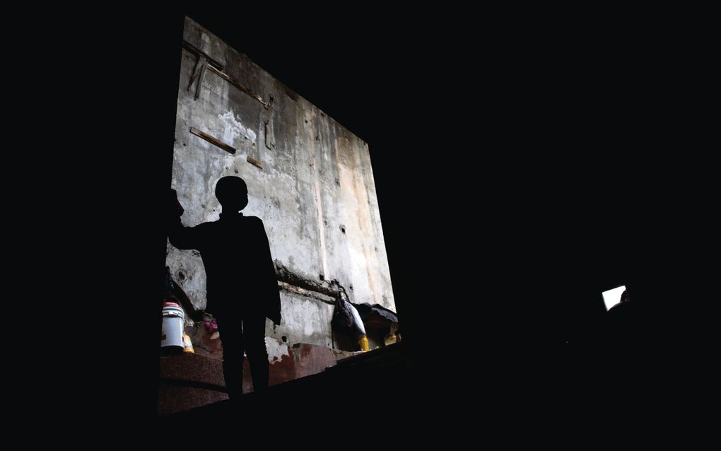 Een jongen op een trap in het Rex Theater in Port-Au-Prince, de hoofdstad van Haïti. Het theater doet dienst als opvanglocatie voor honderden mensen die hun woning zijn ontvlucht vanwege bendegeweld. beeld EPA, Orlando Barria 