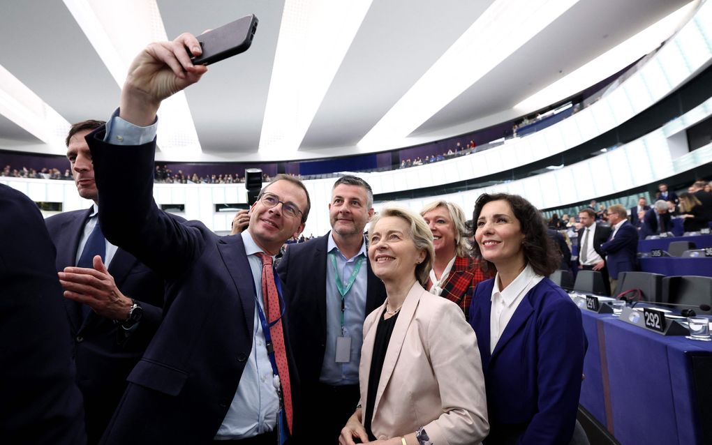 Commissievoorzitter Ursula von der Leyen en Eurocommissaris Hadja Lahbib maken woensdag in het Europees Parlement in Straatsburg een selfie met Belgische Europarlementariërs. beeld AFP, Frederick Florin