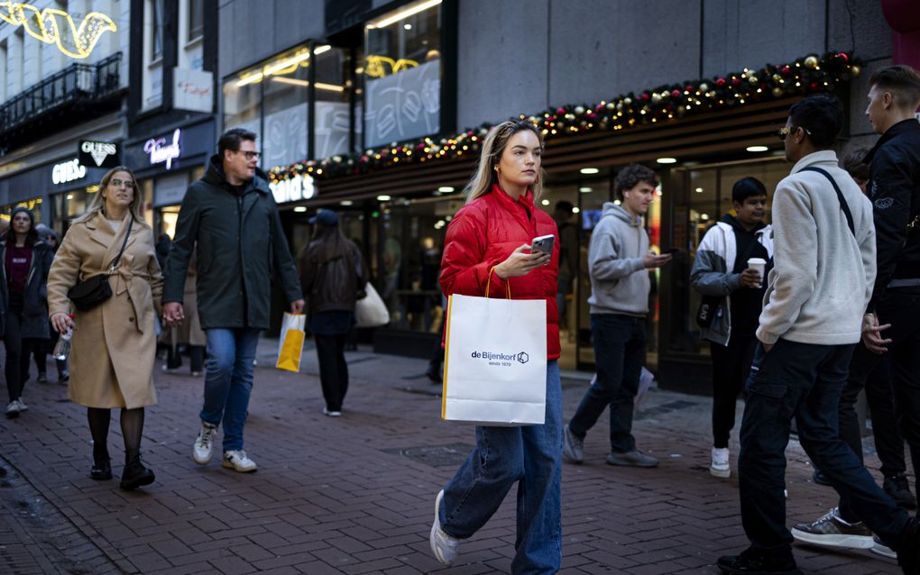 Winkelend publiek in een winkelstraat in het centrum van Amsterdam.  beeld ANP RAMON VAN FLYMEN