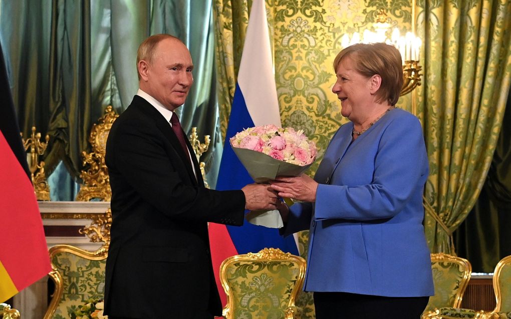 De Duitse bondskanselier Angela Merkel (r.) op werkbezoek bij de Russische president Vladimir Poetin in het Kremlin, drie jaar geleden. beeld EPA