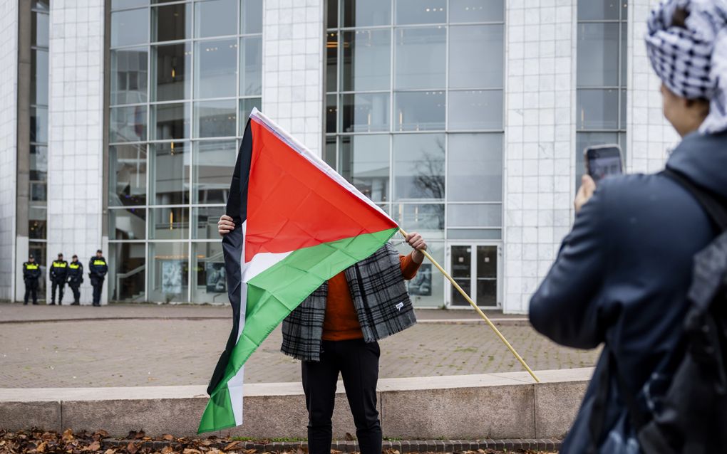 Pro-Palestijns protest voor de Stopera in Amsterdam. beeld ANP, REMKO DE WAAL