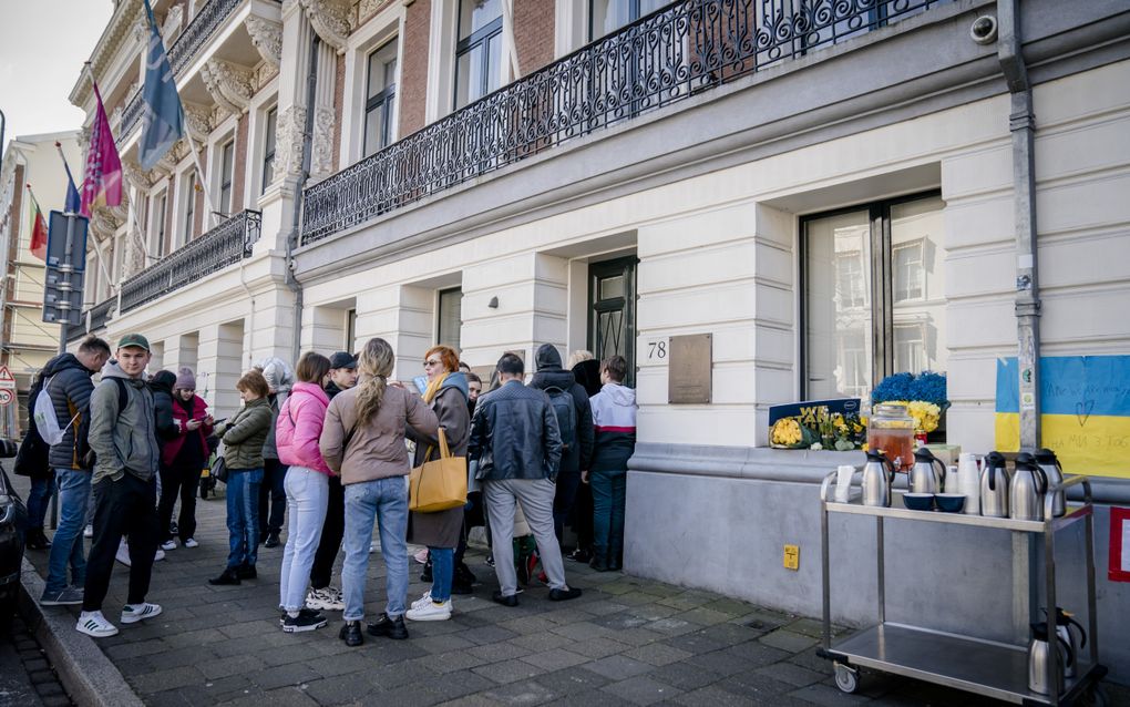 Oekraïners kort na hun vlucht naar Nederland bij de ambassade. Bijna driekwart van de vluchtelingen wil graag in Nederland blijven, blijkt uit nieuw onderzoek. beeld ANP, Bart Maat