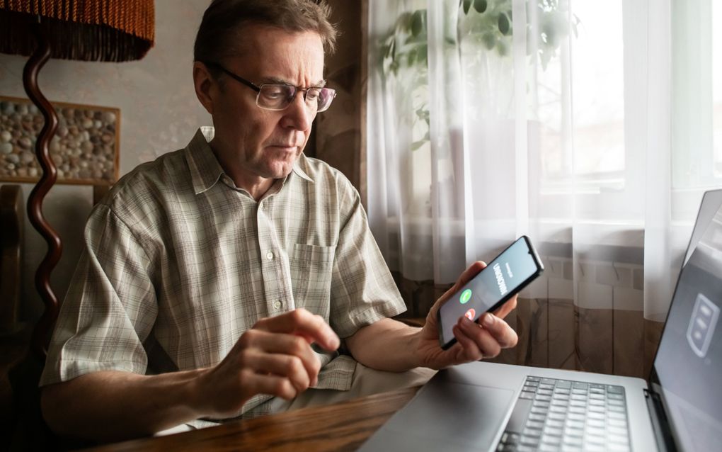 De scriba van de hervormde gemeente in Elspeet werd via de telefoon slachtoffer van een oplichtster. De persoon op de foto is niet de scriba uit het artikel. beeld Getty Images