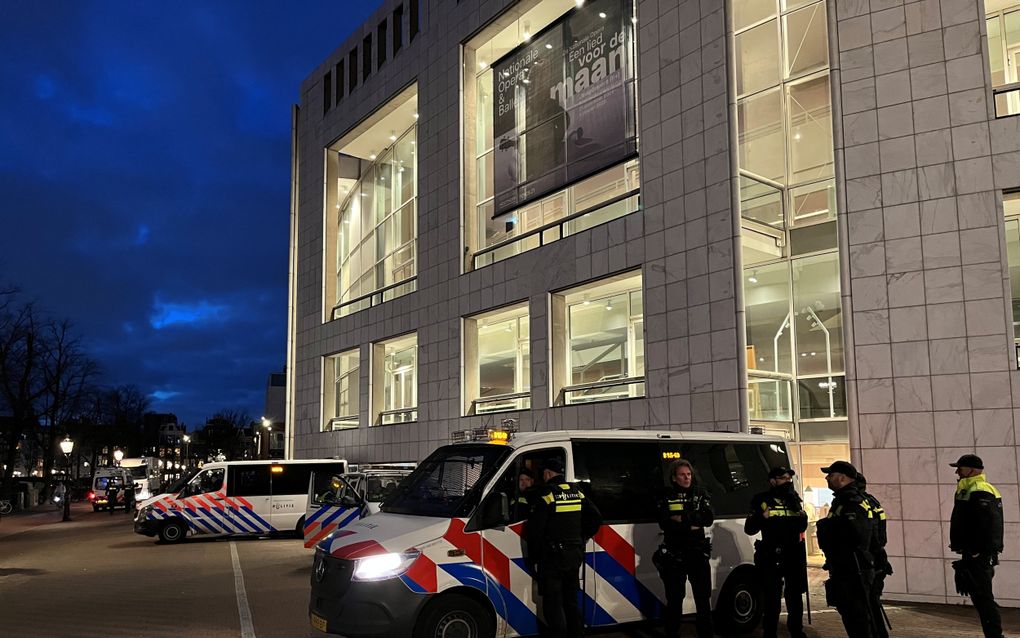 De politie is massaal op de been om de manifestatie tegen Jodenhaat in goede banen te leiden. beeld RD