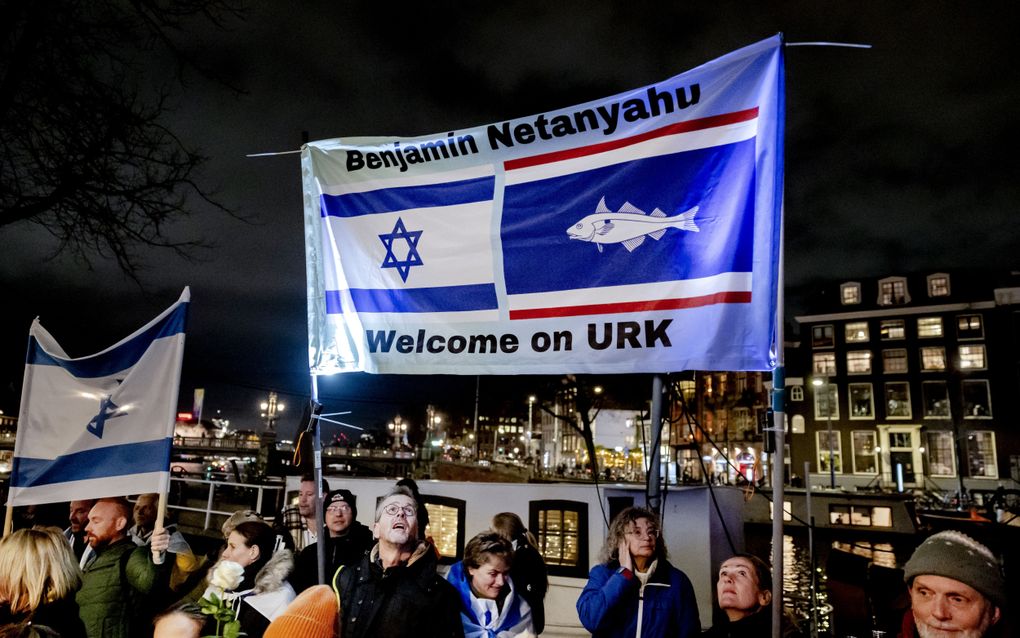 Een manifestatie tegen antisemitisme voor de Stopera. beeld ANP, Ramon van Flymen