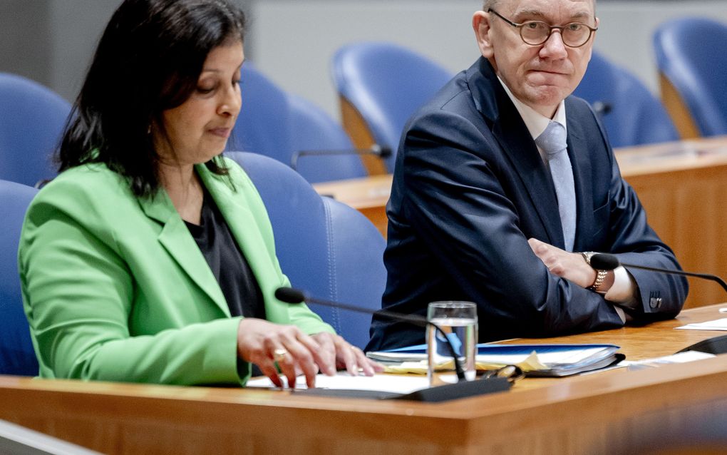 Staatssecretaris Mariëlle Paul en minister Eppo Bruins, beiden van Onderwijs, Cultuur en Wetenschap, tijdens het debat over de Onderwijsbegroting in de Tweede Kamer. beeld ANP, Remko de Waal