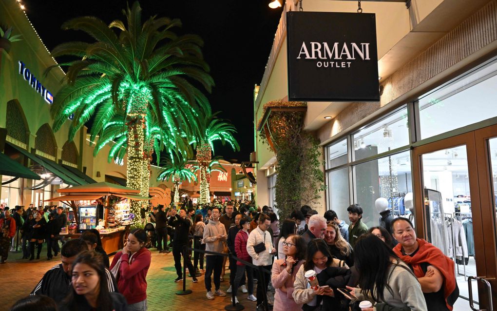 Mensen staan donderdag in de rij om te gaan winkelen vanwege de aanbiedingen op Black Friday in een winkelcentrum in Los Angeles (Verenigde Staten). beeld AFP, Robyn Beck 