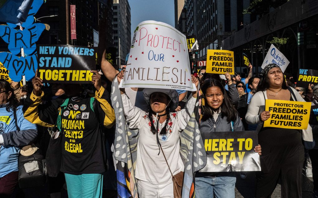 Demonstratie in New York tegen de omstreden plannen van Donald Trump om illegale immigranten massaal te deporteren. beeld AFP, Stephanie Keith