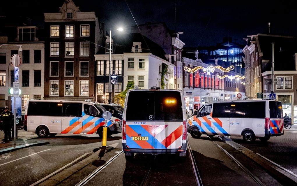 Een enorme politiemacht is in Amsterdam op de been tijdens de manifestatie tegen antisemitisme voor de Stopera. beeld ANP, Ramon van Flymen