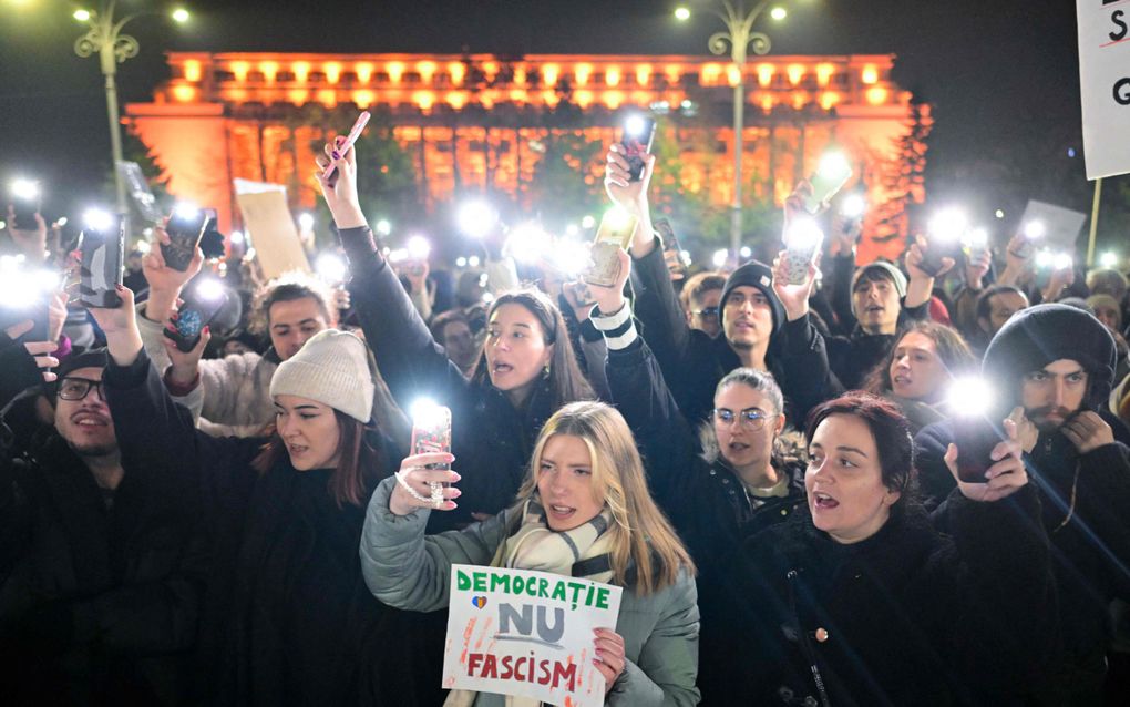 Zo’n 2000 mensen protesteerden woensdag in de Roemeense hoofdstad Boekarest tegen Calin Georgescu, de winnaar van de eerste ronde van de presidentsverkiezingen. beeld AFP, Daniel Mihailescu