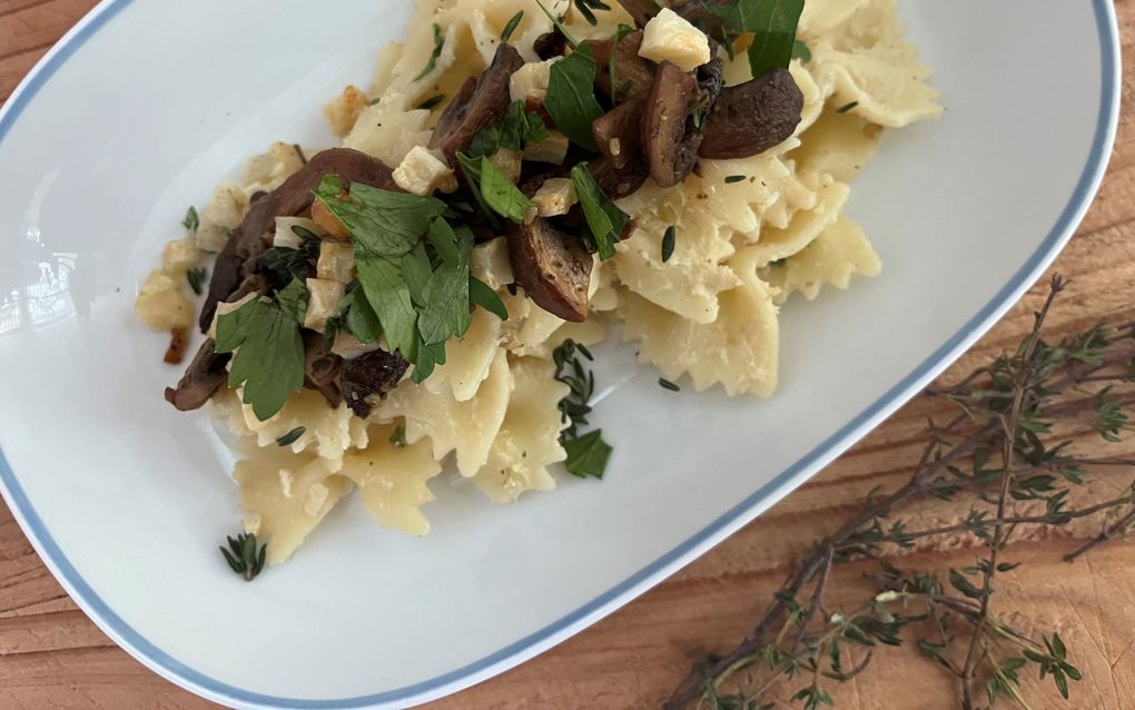 Farfalle met kastenjechampignons, oesterzwammen en knolselderij-roomsaus. beeld RD