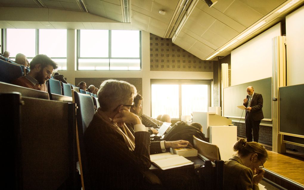 Symposium over het boek ”Geestspraak”, vrijdagmiddag aan de VU in Amsterdam. Rechts voorin de auteur, prof. dr. H. van den Belt. beeld Eran Oppenheimer