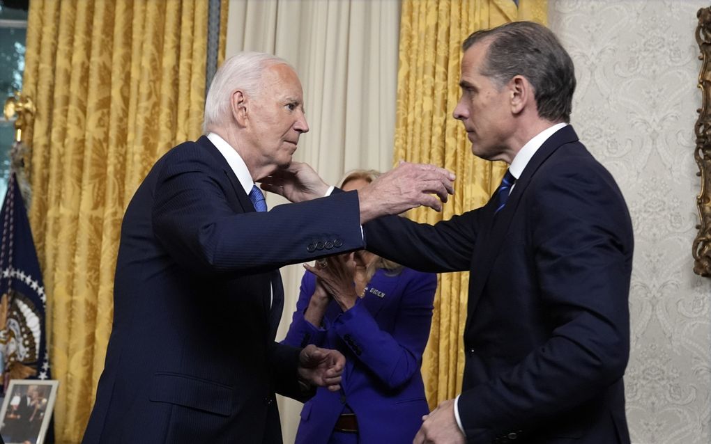 De Amerikaanse president Joe Biden omhelst zijn zoon Hunter Biden in het Oval Office in het Witte Huis. beeld EPA, Evan Vucci