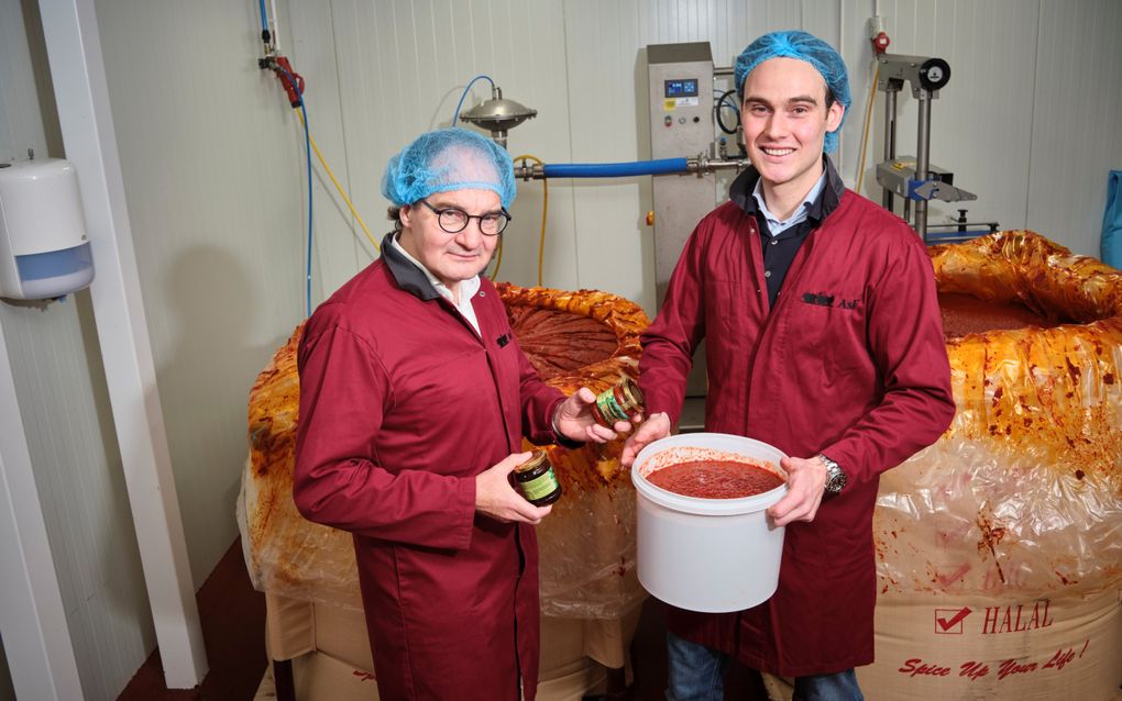 Eigenaar Marcel de Groot (l.) met zijn zoon Karel bij bigbags met daarin 1000 kilo aan gemalen pepers. beeld Fred Libochant Fotografie