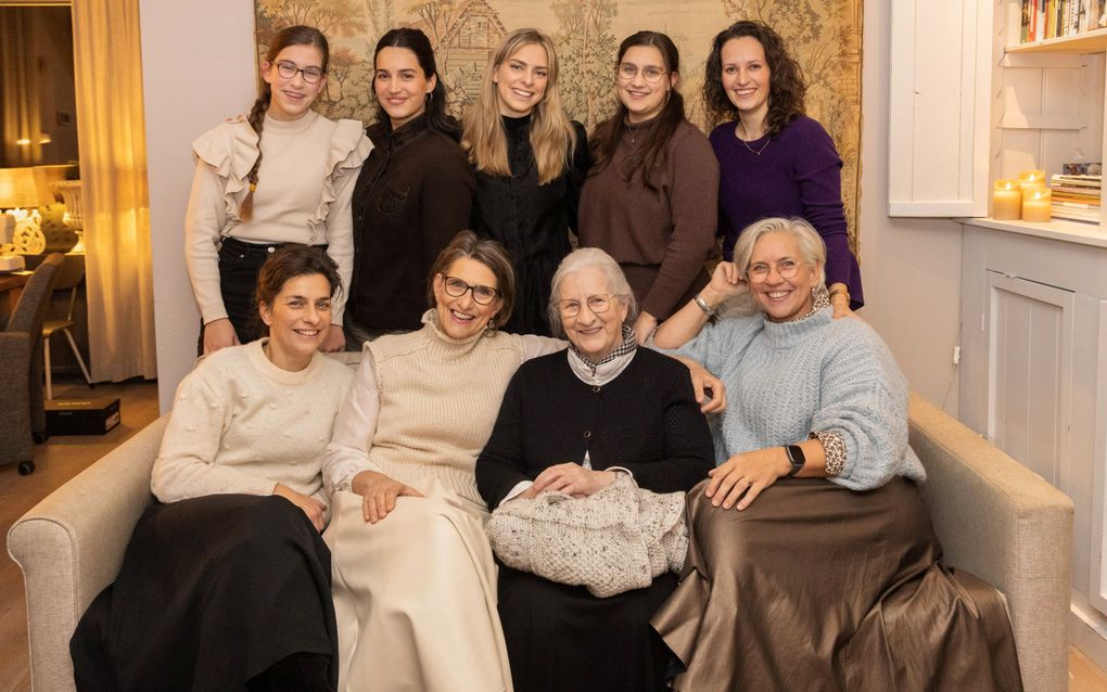 Op de achterste rij v.l.n.r.: Anna Speksnijder, Carlijn Hoek, Annelie Lekkerkerker, Sarah Speksnijder en Thessa Avé. Vooraan v.l.n.r. Catharina Speksnijder, Gerline Lekkerkerker, oma Zeldenrijk en Irma Bikker. beeld Erik Kottier