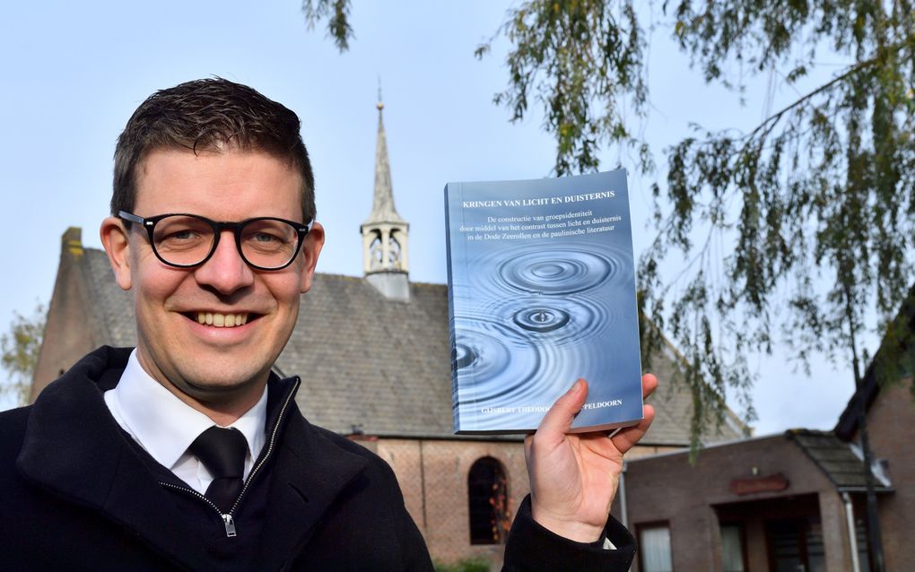 De hersteld hervormde predikant ds. G.T. van Appeldoorn met de dissertatie waarop hij donderdag promoveert. beeld Erald van der Aa