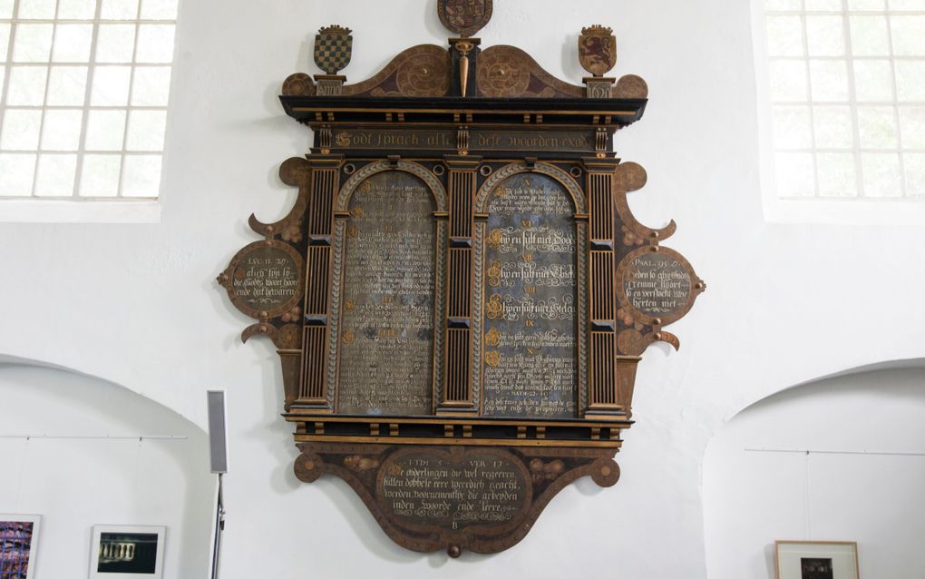 „Om richting te geven aan een goed en heilig leven benadrukten de nadere reformatorien enerzijds het belang van de Tien Geboden en anderzijds dat van de deugden.” Foto: De ”Tien Geboden” in de hervormde kerk van IJzendijke. beeld RD, Anton Dommerholt