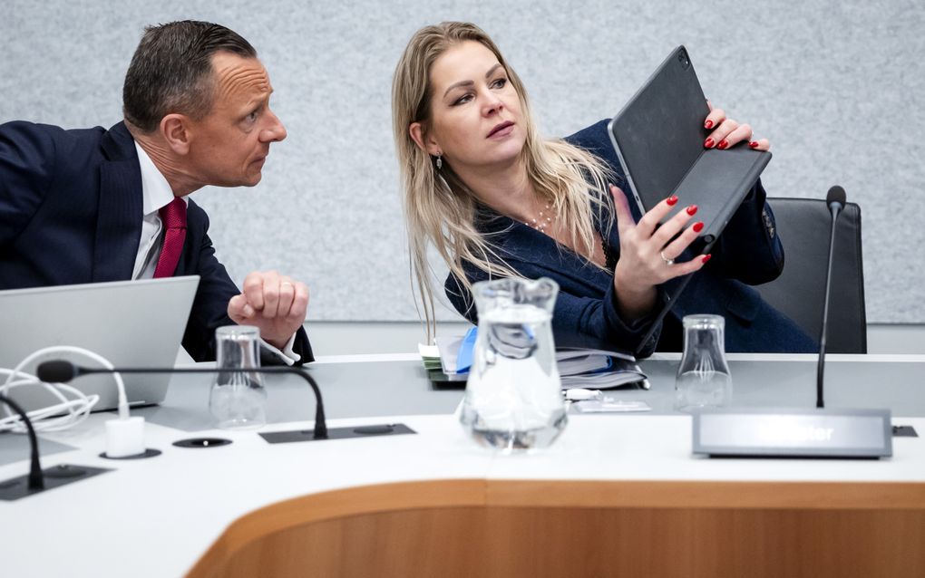 Landbouwminister Femke Wiersma met een van haar topambtenaren. beeld ANP, Sem van der Wal