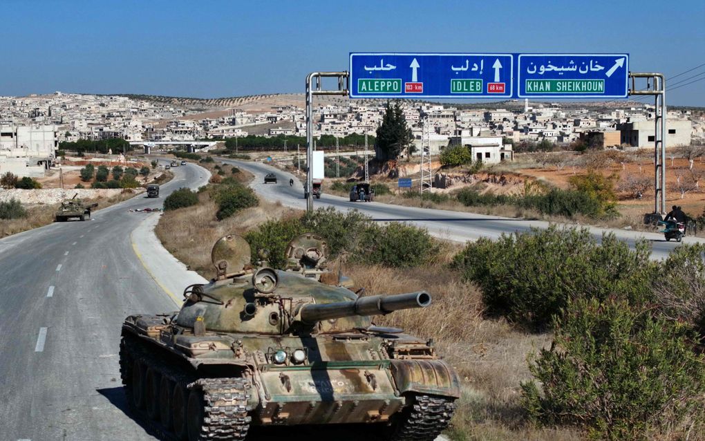 Een tank van het Syrische regeringsleger is achtergelaten op de snelweg bij het stadje Khan Sheikhun in de noordwestelijke provincie Idlib. beeld AFP, Omar Haj Kadour