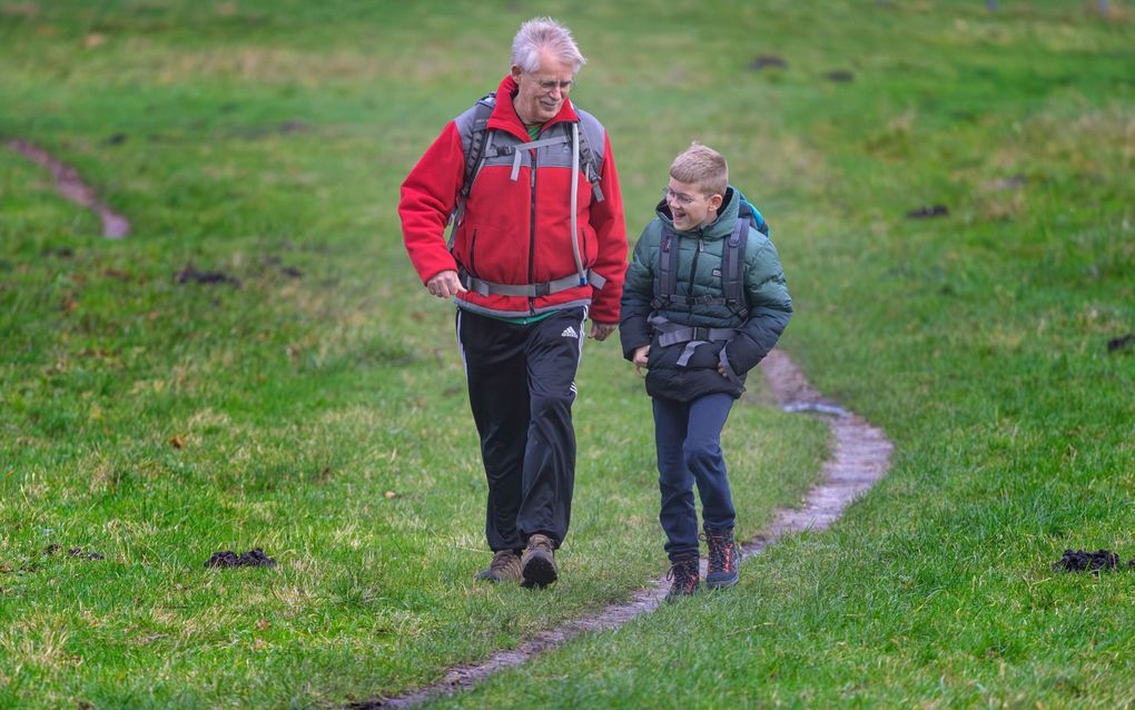 Feike Voorwinden (70) liep met zijn achterneefje Jorian van Leeuwen (12) uit Stavenisse de Nijmeegse Vierdaagse. beeld Duncan Wijting