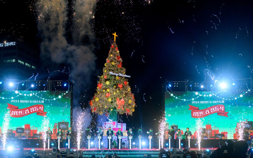 De kerstboom op Seoul Plaza waarover veel te doen is. Bij de lichtceremonie waren veel prominenten aanwezig, onder wie de burgemeester van Seoul. Tegenstanders vinden het kruis in de top van de boom niet kunnen, omdat hierdoor het christendom wordt bevoordeeld in de publieke ruimte. beeld SOPA Images, Kim Jae-Hwan