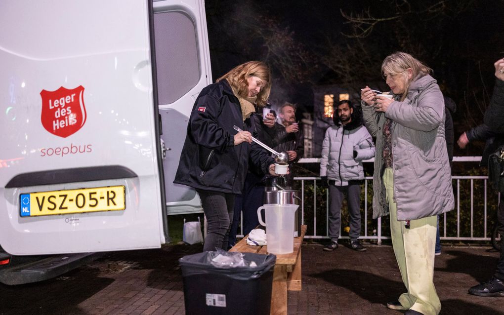 Anke van ’t Oever schenkt vermicellisoep in voor bezoekers van de soepbus in Zwolle. beeld André Dorst