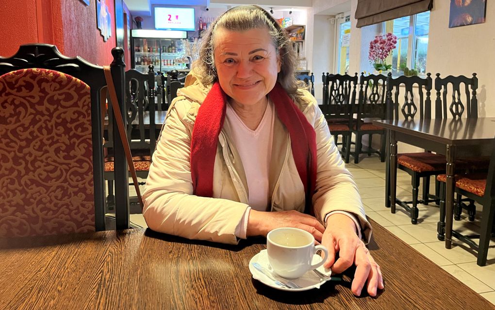 Ona Degutyte (71) drinkt een kopje koffie in Agirija, het laatste restaurant in Litouwen voor de grens met Rusland. beeld RD