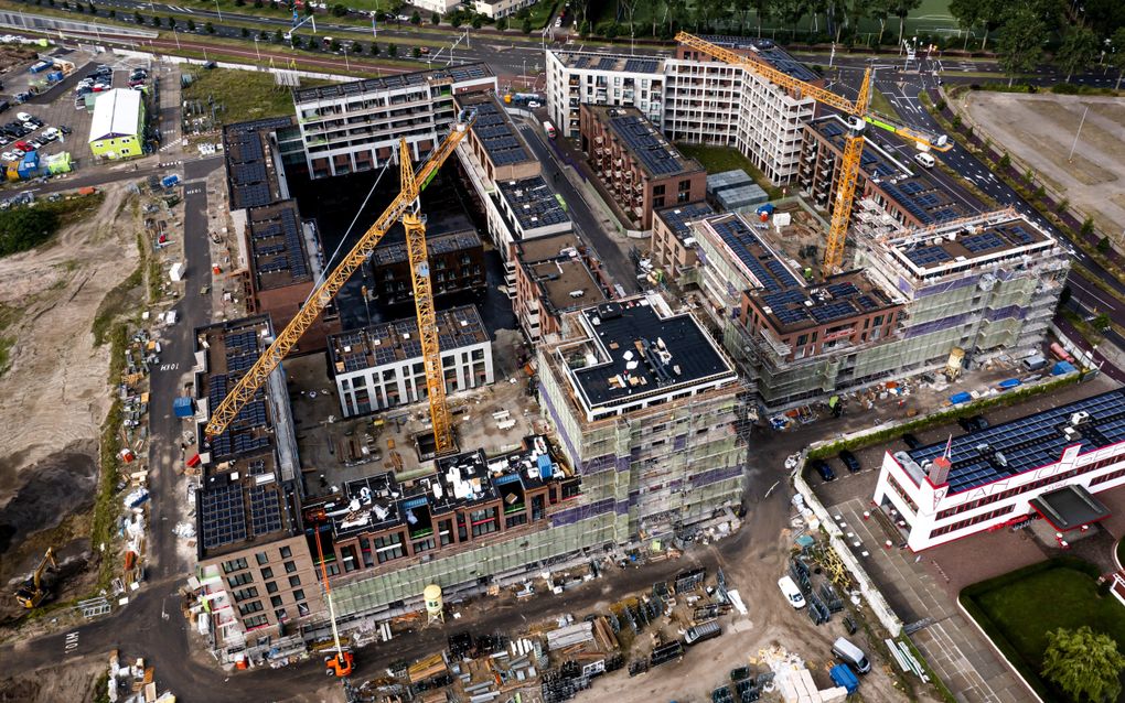 Dronebeeld van een wijk in aanbouw. Het woningtekort neemt toe als gevolg van bevolkingsgroei. beeld ANP, Sem van der Wal