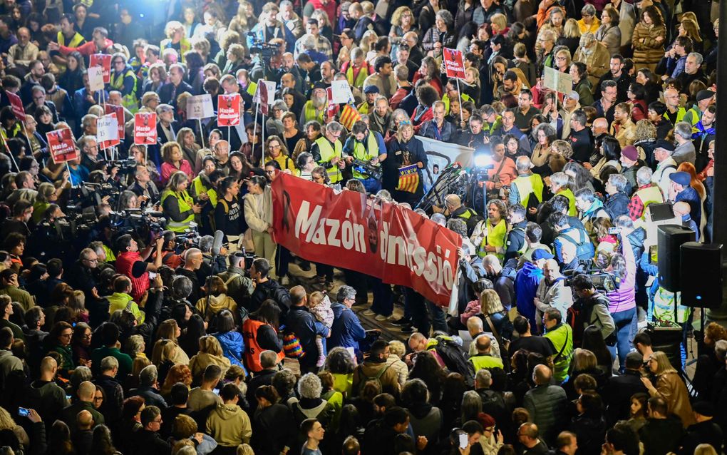 Een massale demonstratie in Valencia, afgelopen zaterdag. Een groot deel van de 100.000 manifestanten eiste het aftreden van regiopremier Carlos Mazón. beeld AFP, Jose Jordan