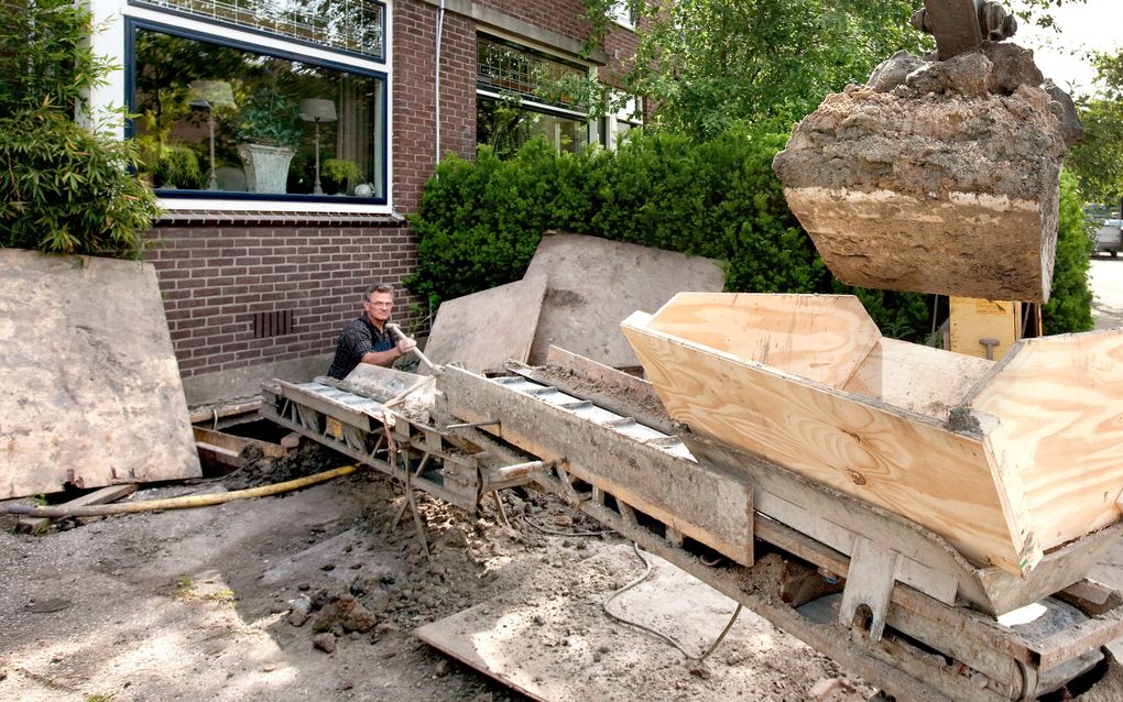 Herstel van een verrotte fundering van een woning in Dordrecht. beeld RD, Dirk Hol