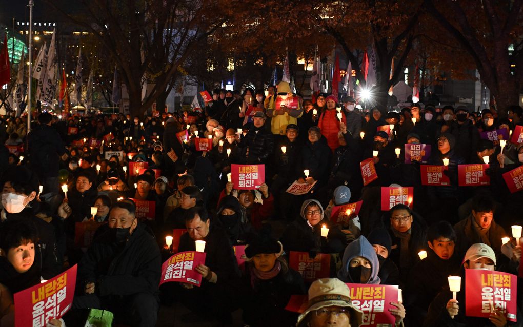 Zuid-Koreaanse betogers eisen woensdag in de hoofdstad Seoul het aftreden van president Yoon Suk-yeol. beeld AFP, Philip Fong