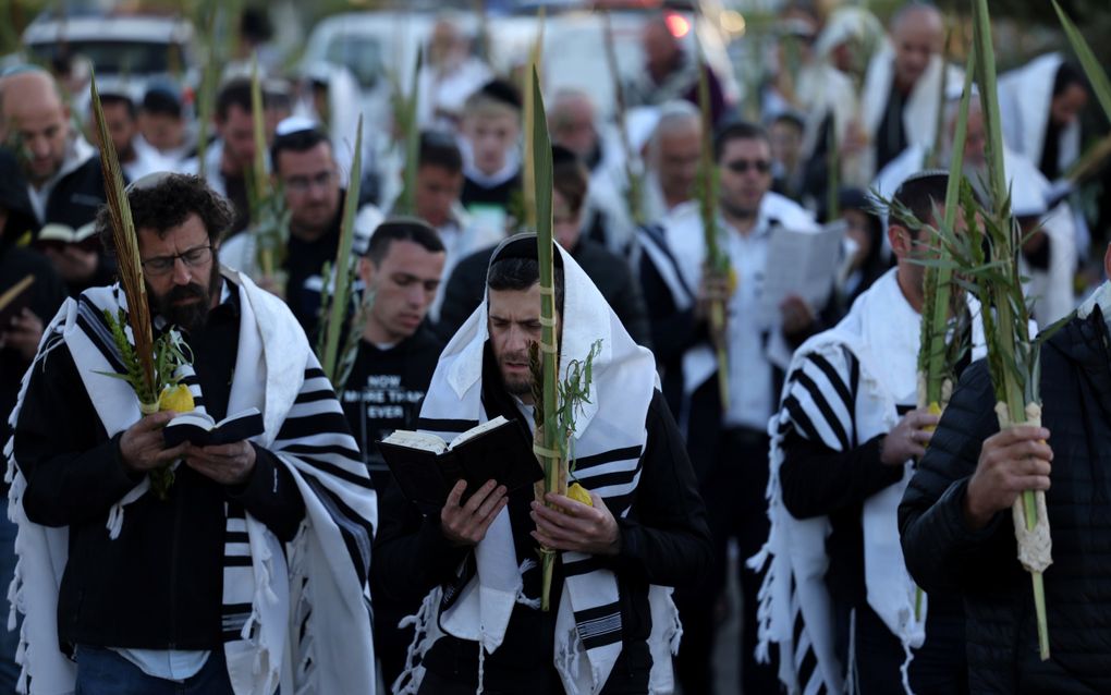 „God heeft in Zijn lange geschiedenis met het Joodse volk en met de leiders ervan hen nooit kritiekloos gesteund.” Foto: orthodoxe Joden op de Olijfberg tijdens het Loofhuttenfeest. beeld EPA, Abir Sultan