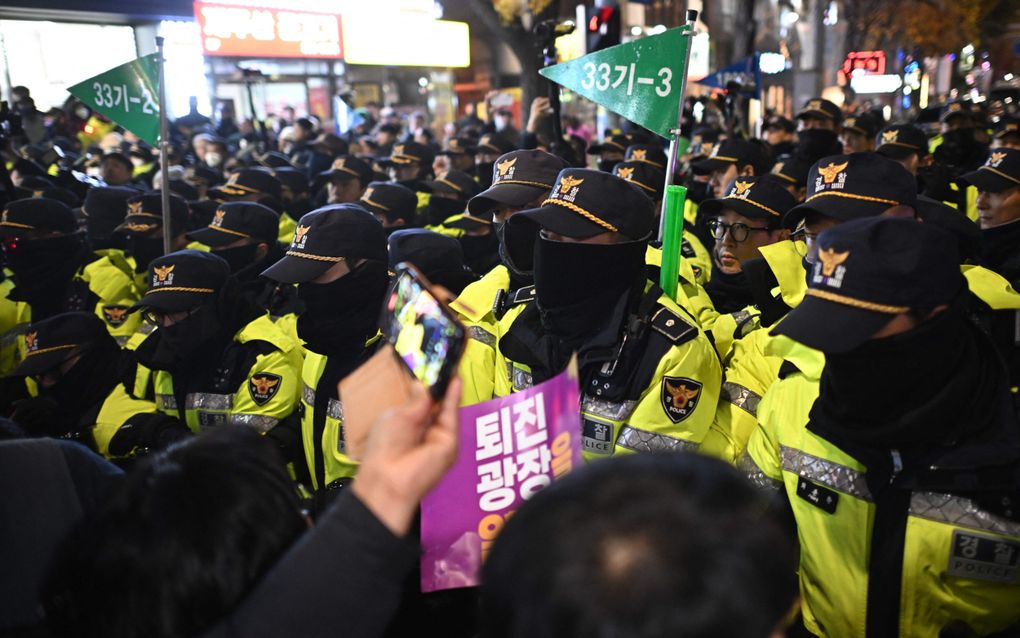 De politie in Seoul leidt massale protesten tegen de Zuid-Koreaanse president Yoon in goede banen. beeld AFP, Philip Fong