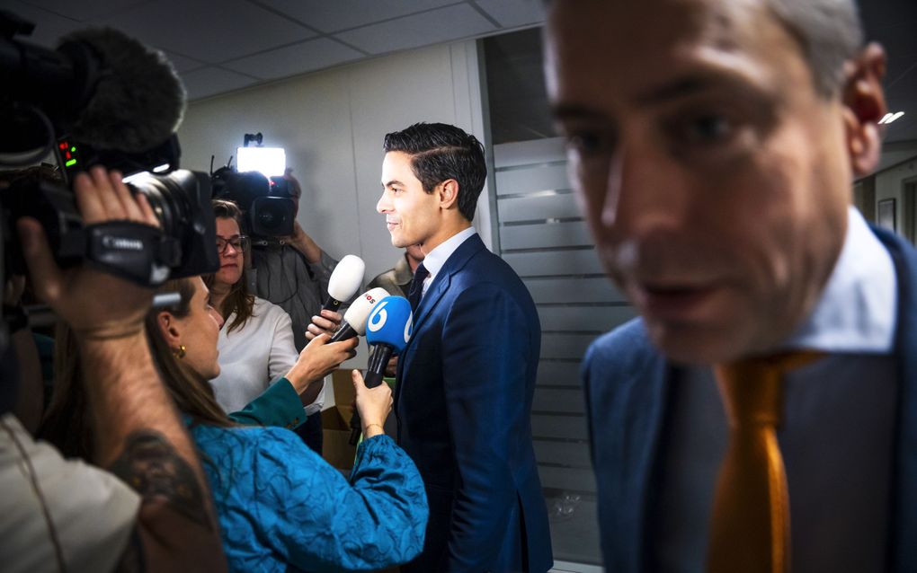 Rob Jetten (D66) en Chris Stoffer (SGP) komen aan voor een gesprek over de onderwijsbegroting tussen de coalitie en de oppositie. beeld ANP,  LINA SELG