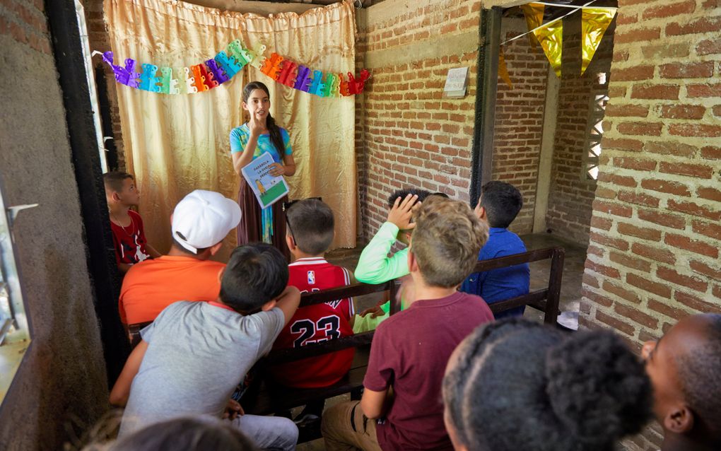 Wat op Cubaanse scholen streng verboden is gebeurt hier: kinderen luisteren naar een Bijbelvertelling. beeld Jaco Klamer