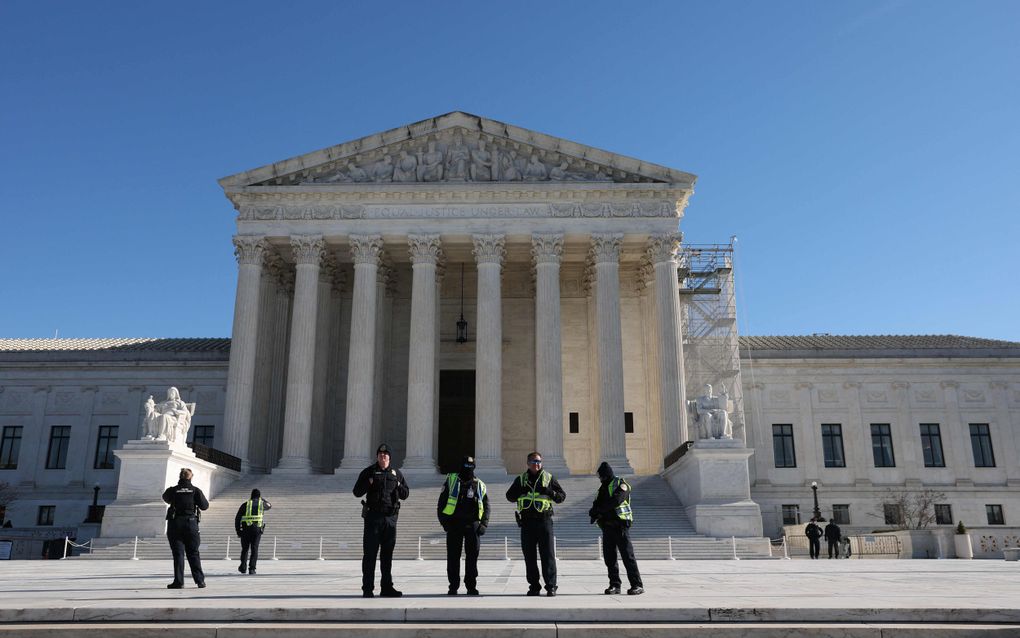 Agenten bewaken het gebouw van het hooggerechtshof in Washington tijdens een hoorzitting over een wet die transgenderbehandeling voor minderjarigen verbiedt. beeld AFP, Kevin Dietsch