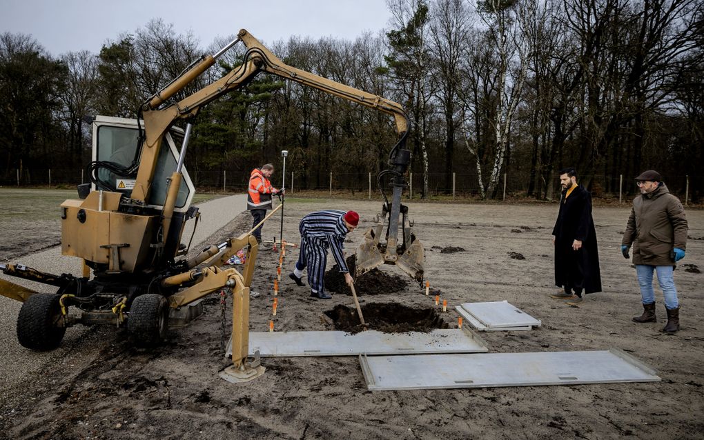 Het delven van een graf op een islamitische begraafplaats. beeld ANP, Robin van Lonkhuijsen 