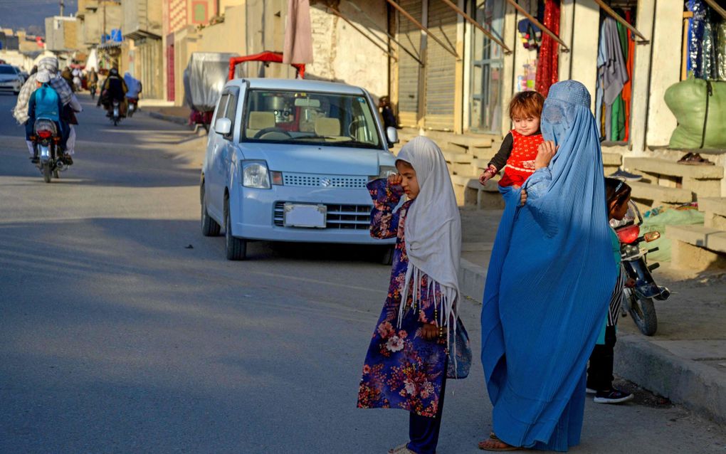 Afghaanse vrouw met haar kinderen in Kandahar. beeld AFP, Sanuallah Seiam