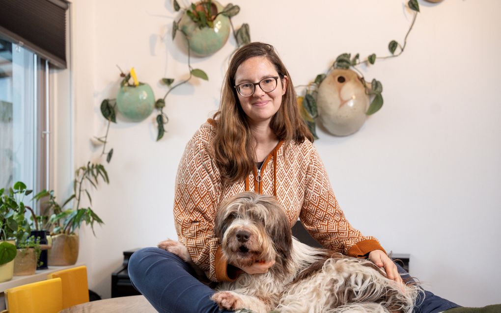 Roos Steen met haar hulphond Rollo. beeld Niek Stam