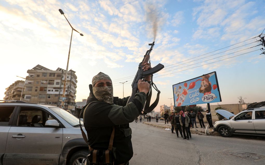 Een Syrische rebel donderdag in Hama. beeld AFP, Abdulaziz Ketaz