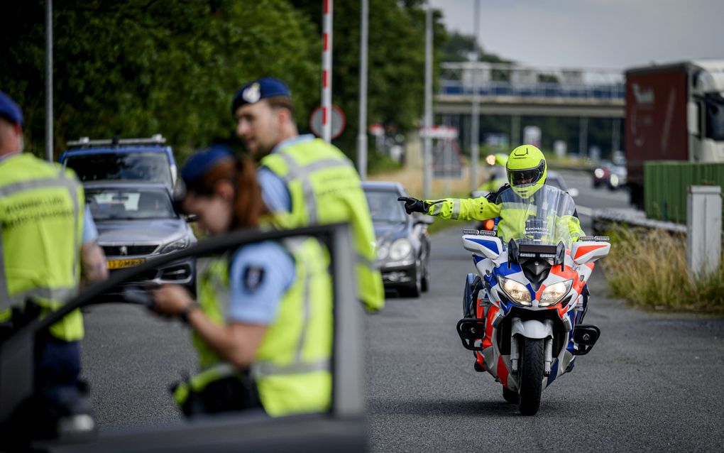 Leden van de marechaussee tijdens een controle aan de grens bij Zevenaar. beeld ANP, Emiel Muijderman