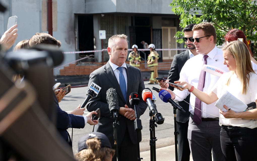 Rechercheur Chris Murray staat de Australische pers te woord bij de synagoge in Melbourne. beeld ANP, Con Chronis