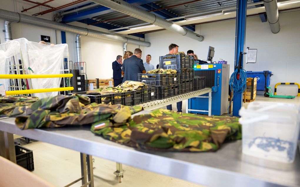 In de Penitentiaire Inrichting Almelo staan kratten vol legeruniformen. Gedetineerden gaan de gevechtspakken klaarmaken voor verzending naar Oekraïne. beeld MCD, Barend Westerveld