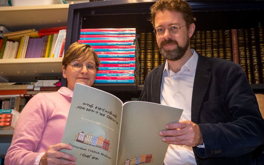 Dr. Daniella Zaidman-Mauer en prof. dr. Bart Wallet met een lesboek in het Jiddisch. beeld Ronald Bakker
