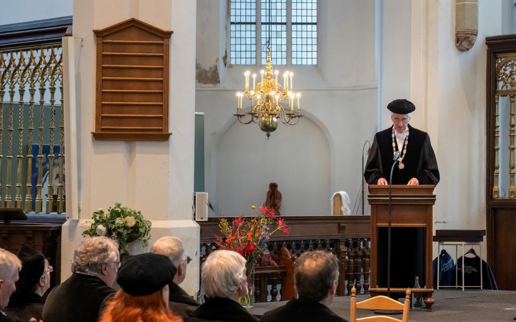 De Theologische Universiteit Utrecht (TUU) vierde vrijdag in de Jacobikerk in Utrecht haar 170e verjaardag. De universiteit van de Nederlandse Gereformeerde Kerken verwelkomde dit jaar 26 bachelorstudenten, „een historisch hoog aantal”, zei rector prof. dr. George Harinck
(achter de katheder) in zijn ”fata academica”. beeld Ruben Schipper Fotografie