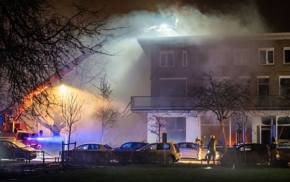 Hulpdiensten zijn zaterdagmorgen aanwezig aan de Tarwekamp. beeld ANP, JOSH WALET