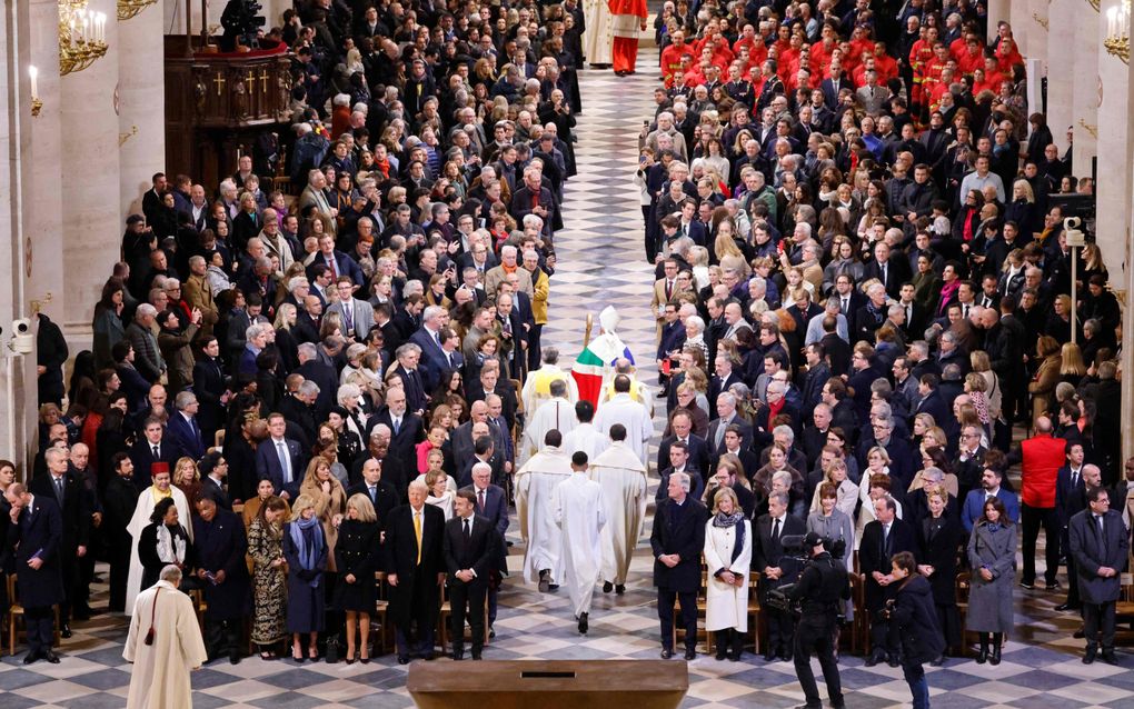 De aartsbisschop van Parijs en andere geestelijken verlaten zaterdag de Notre-Dame in Parijs na afloop van een ceremonie ter gelegenheid van de heropening van de kathedraal. beeld AFP, Ludovic Marin