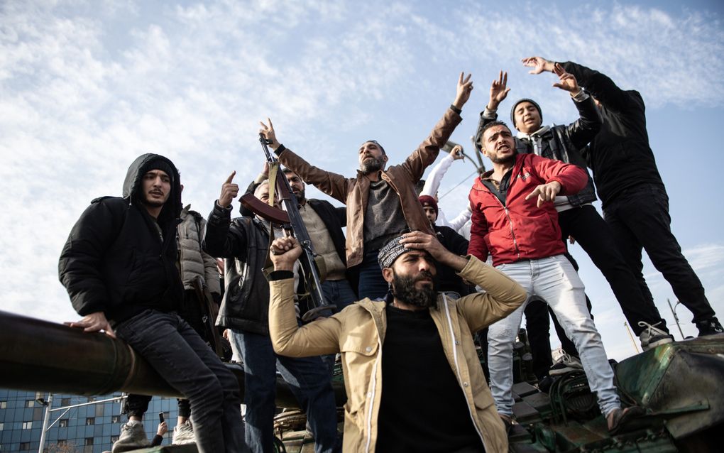 Blijdschap en ongeloof in de straten van de Syrische hoofdstad Damascus. beeld EPA, Hasan Belal